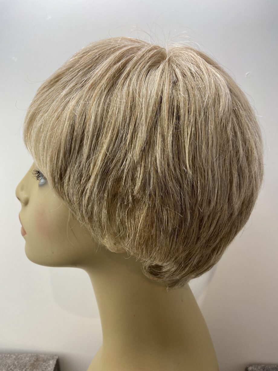 Sort blonde designer wig. Blss588
