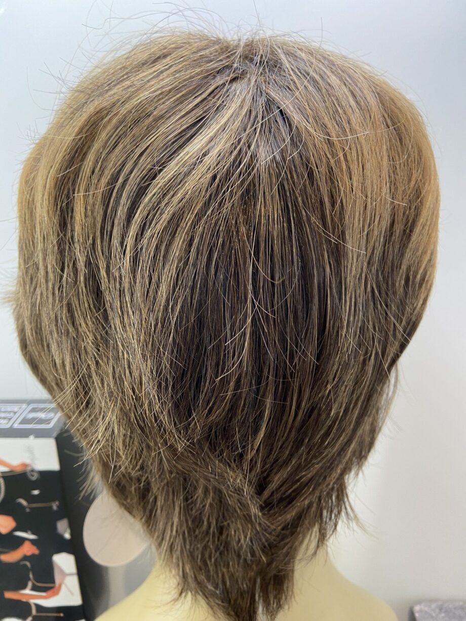 Short brown tag on wig. Bbrss203