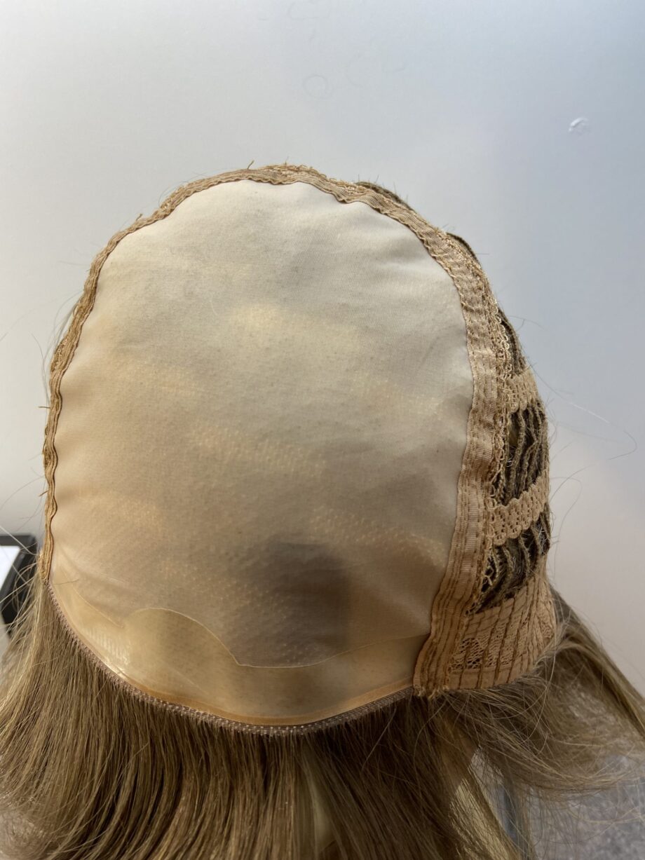 Shiny sofa brown wig. Bblss220