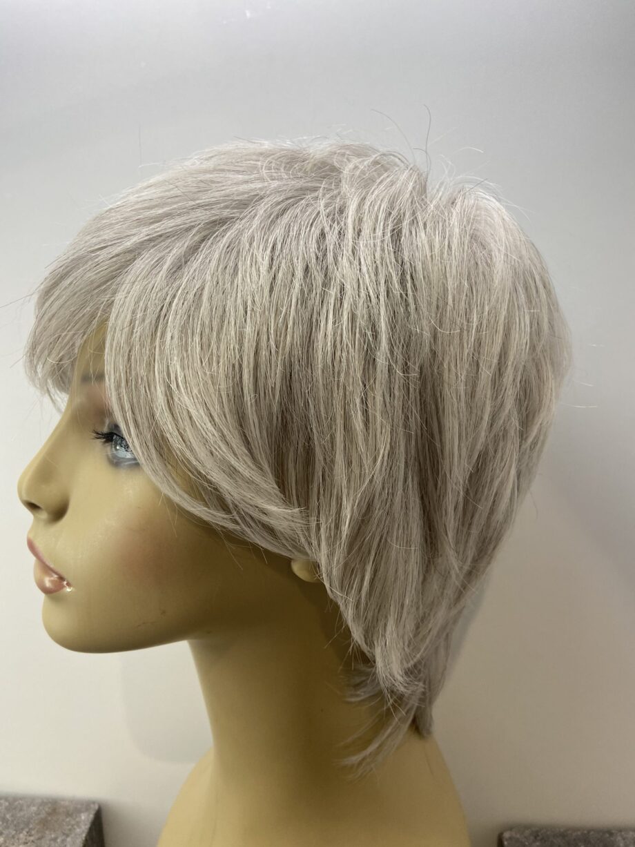 Stylish silver grey wig. Sss58