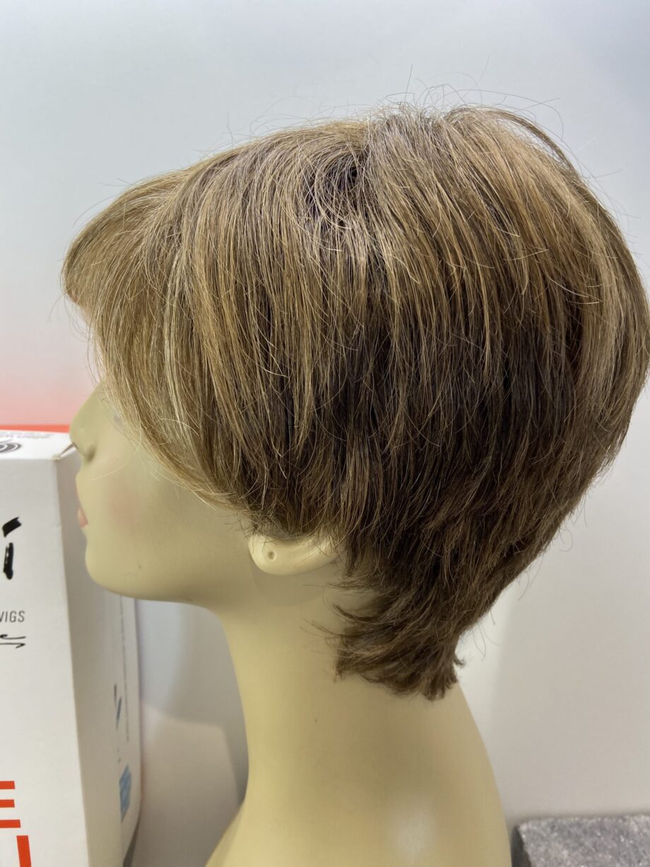 Stylish short brown wig. Bbrss206