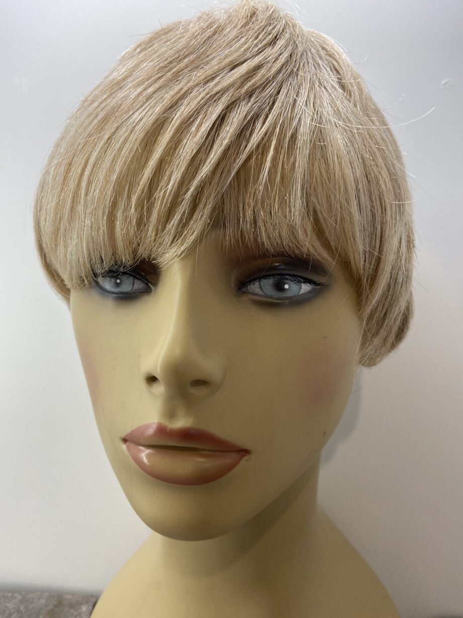 Sort blonde designer wig. Blss588