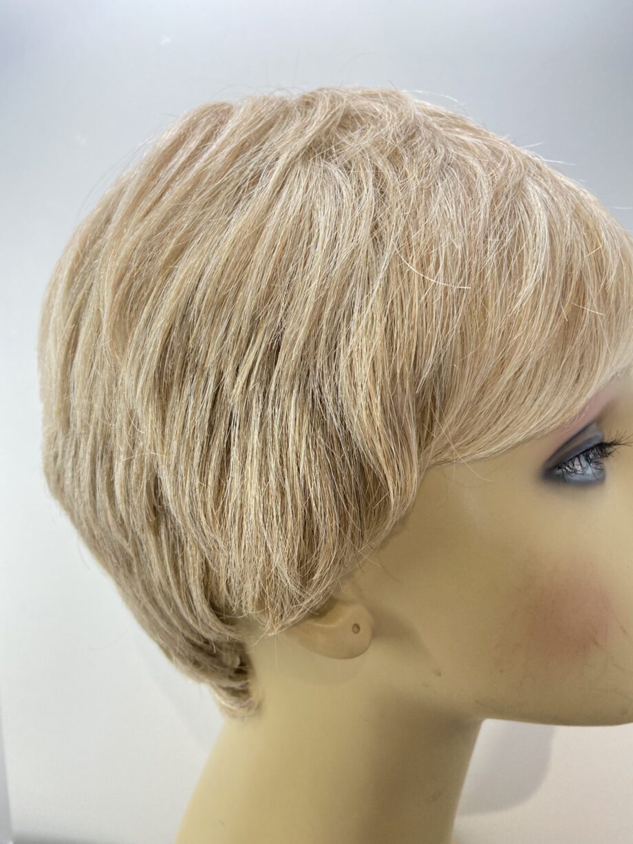 Sort blonde designer wig. Blss588