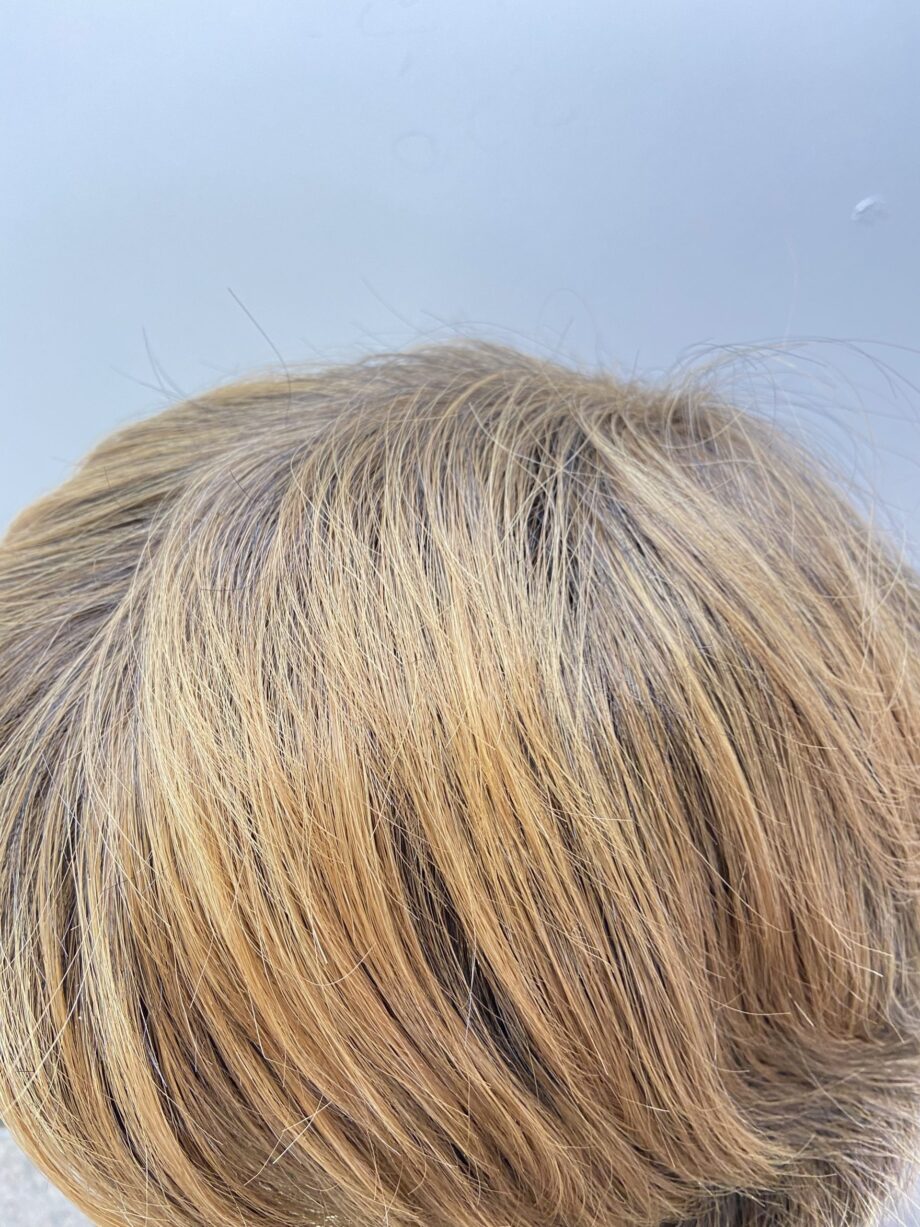Short brown tag on wig. Bbrss203