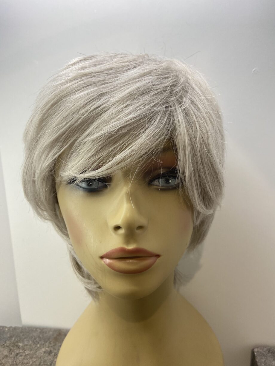 Stylish silver grey wig. Sss58