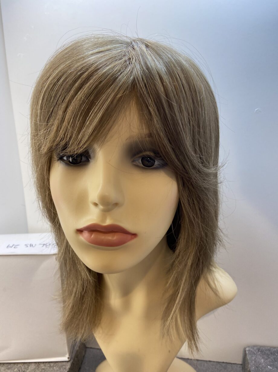 Long blonde wig.  Bblms219