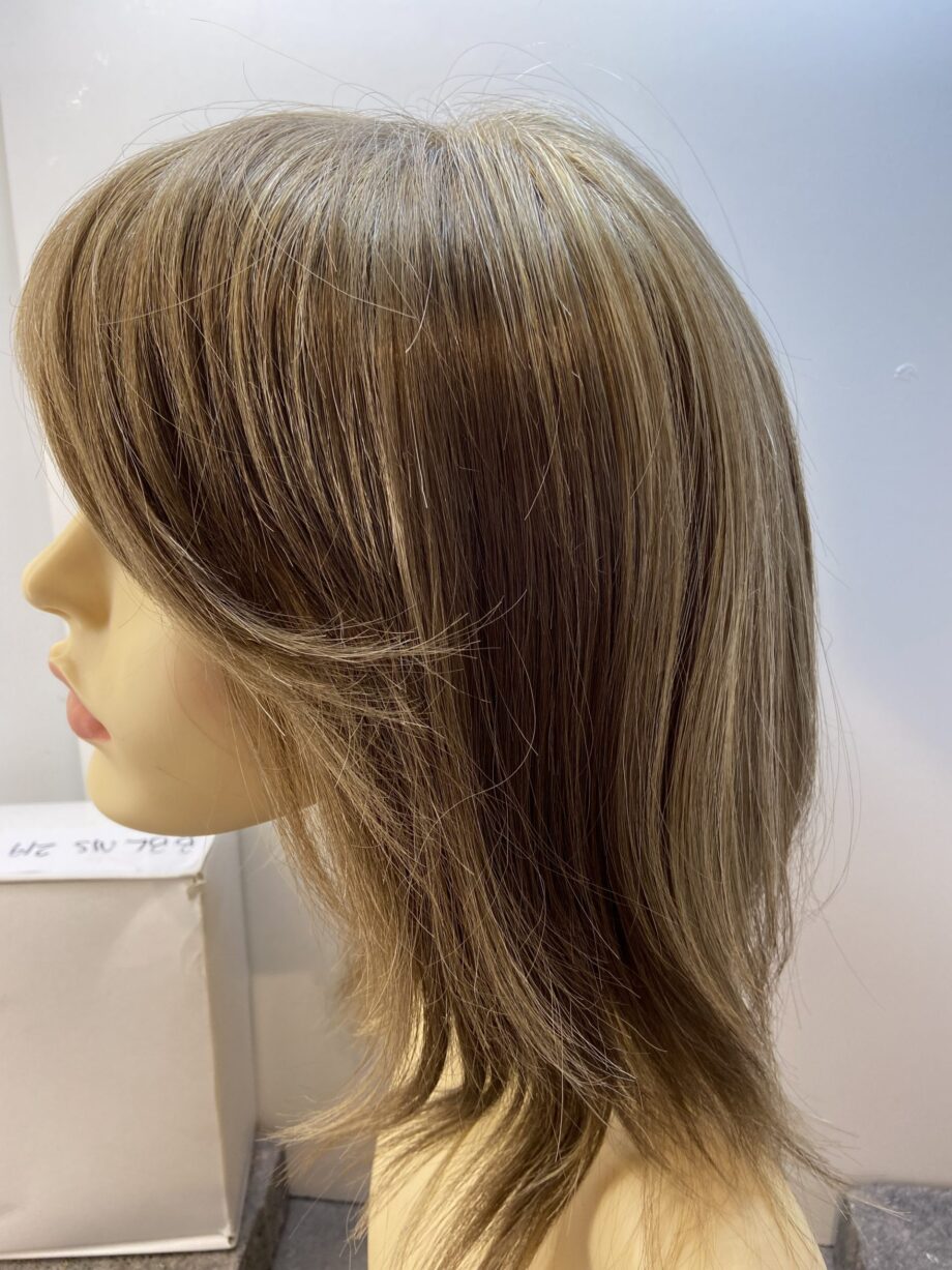 Long blonde wig.  Bblms219