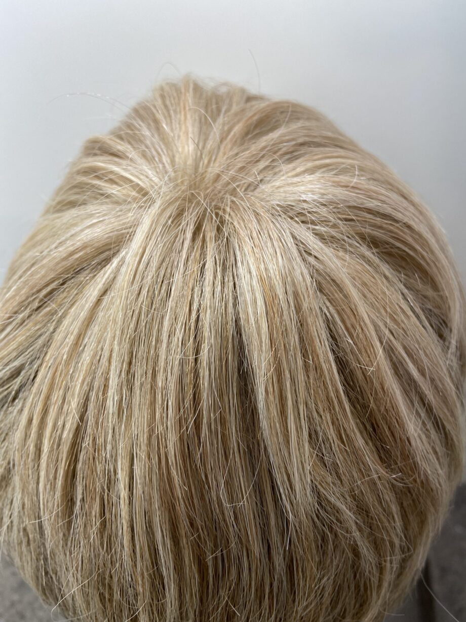 Sort blonde designer wig. Blss588