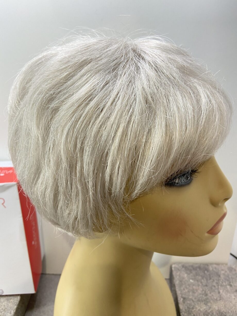 Silver grey short wig. Bsss231