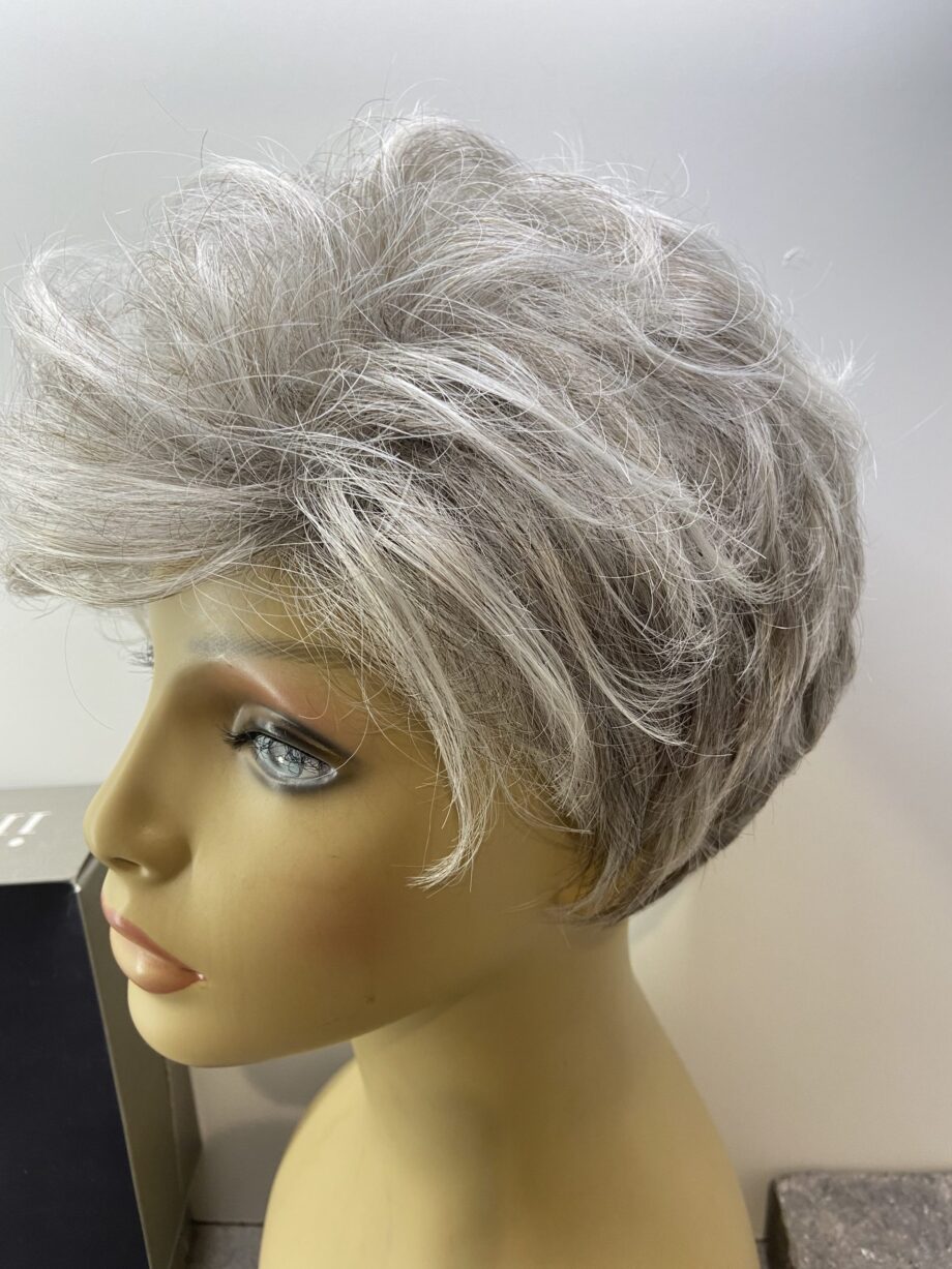 Fabulous silver grey wig. Bgsw226
