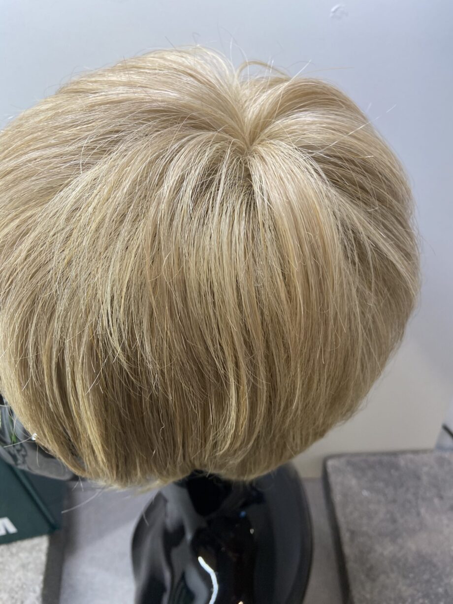 Stylish short blonde wig. Bblss225