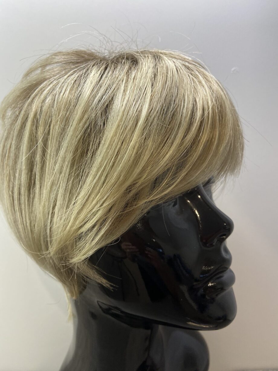 Shiny blonde rooted wig. Blss322