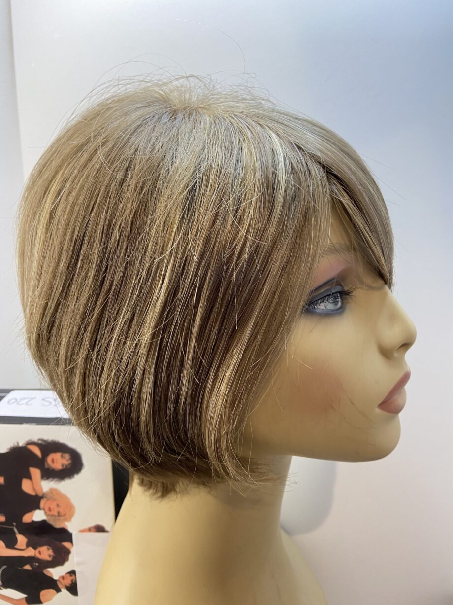 Shiny sofa brown wig. Bblss220
