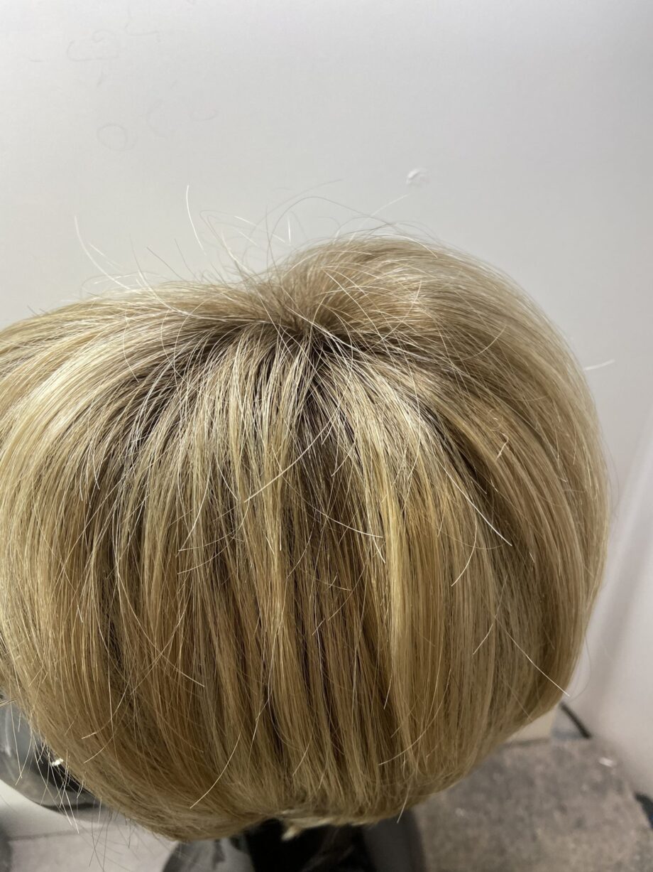 Shiny blonde rooted wig. Blss322