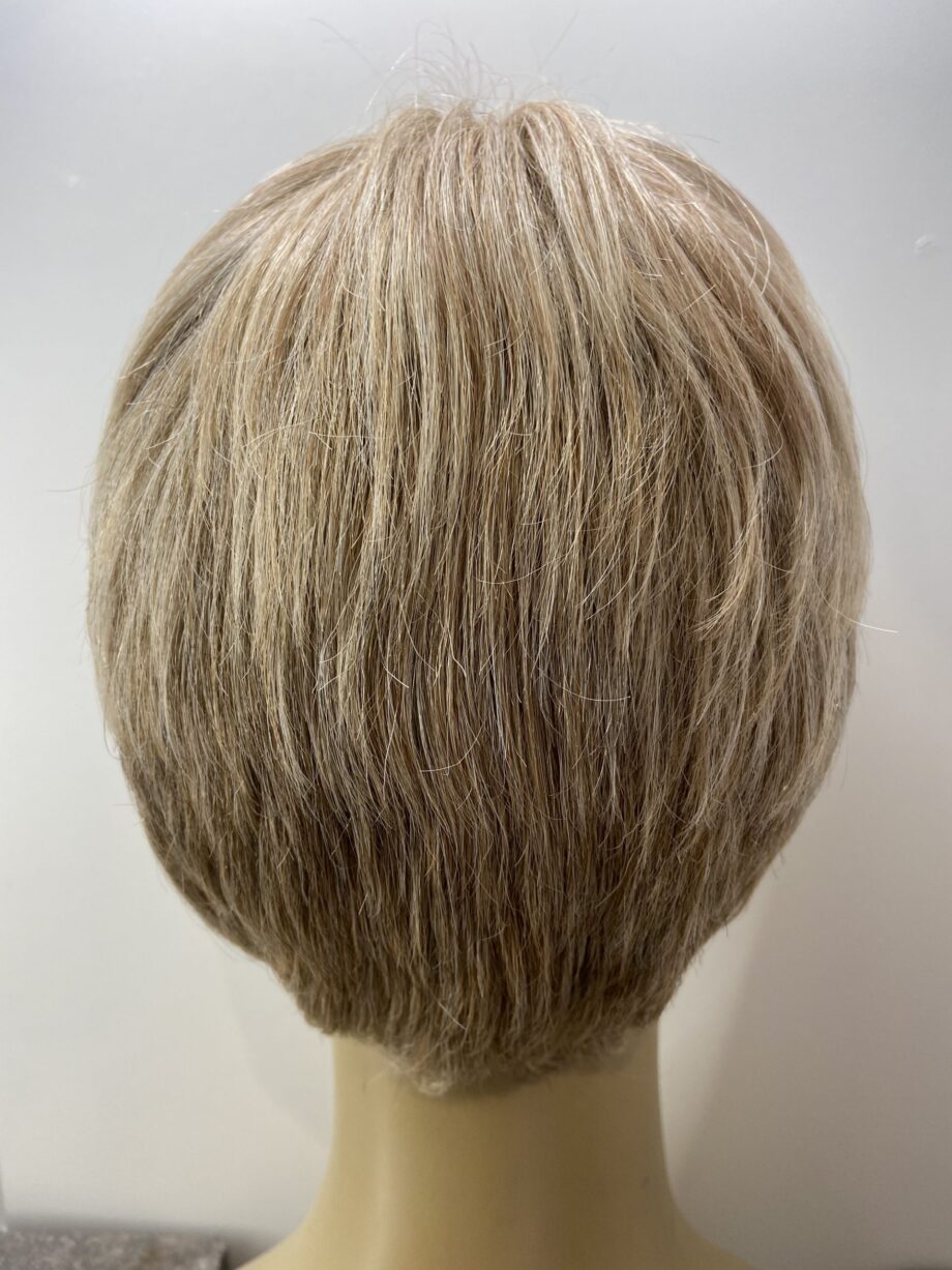Sort blonde designer wig. Blss588