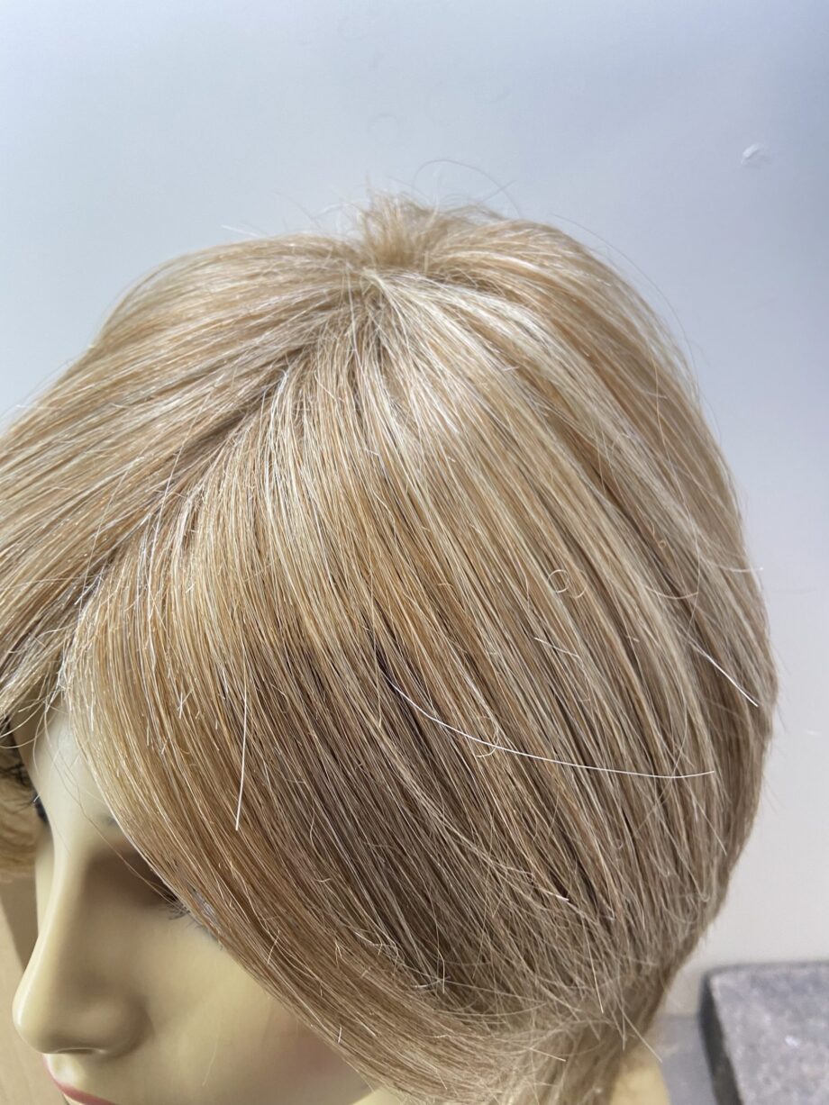 Blonde long wig. Bblls211