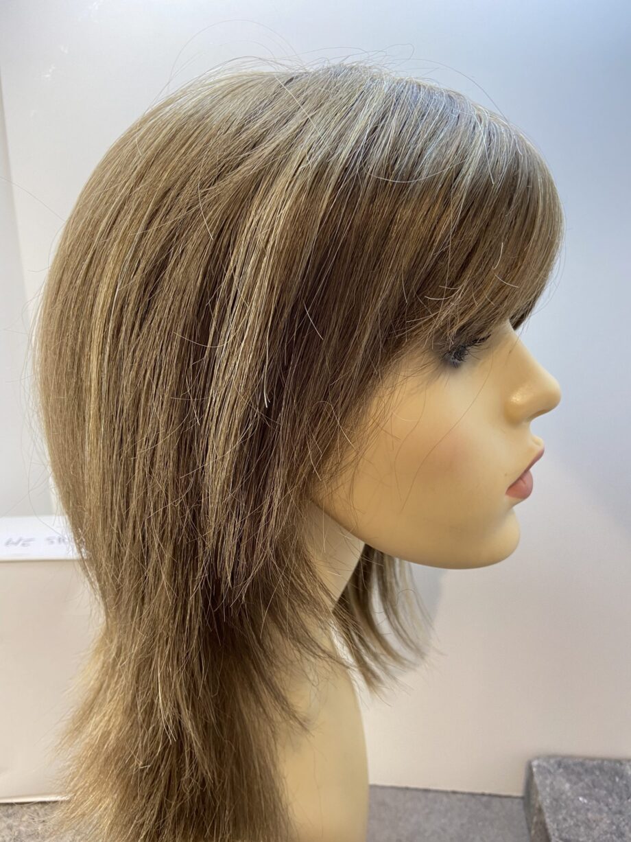 Long blonde wig.  Bblms219
