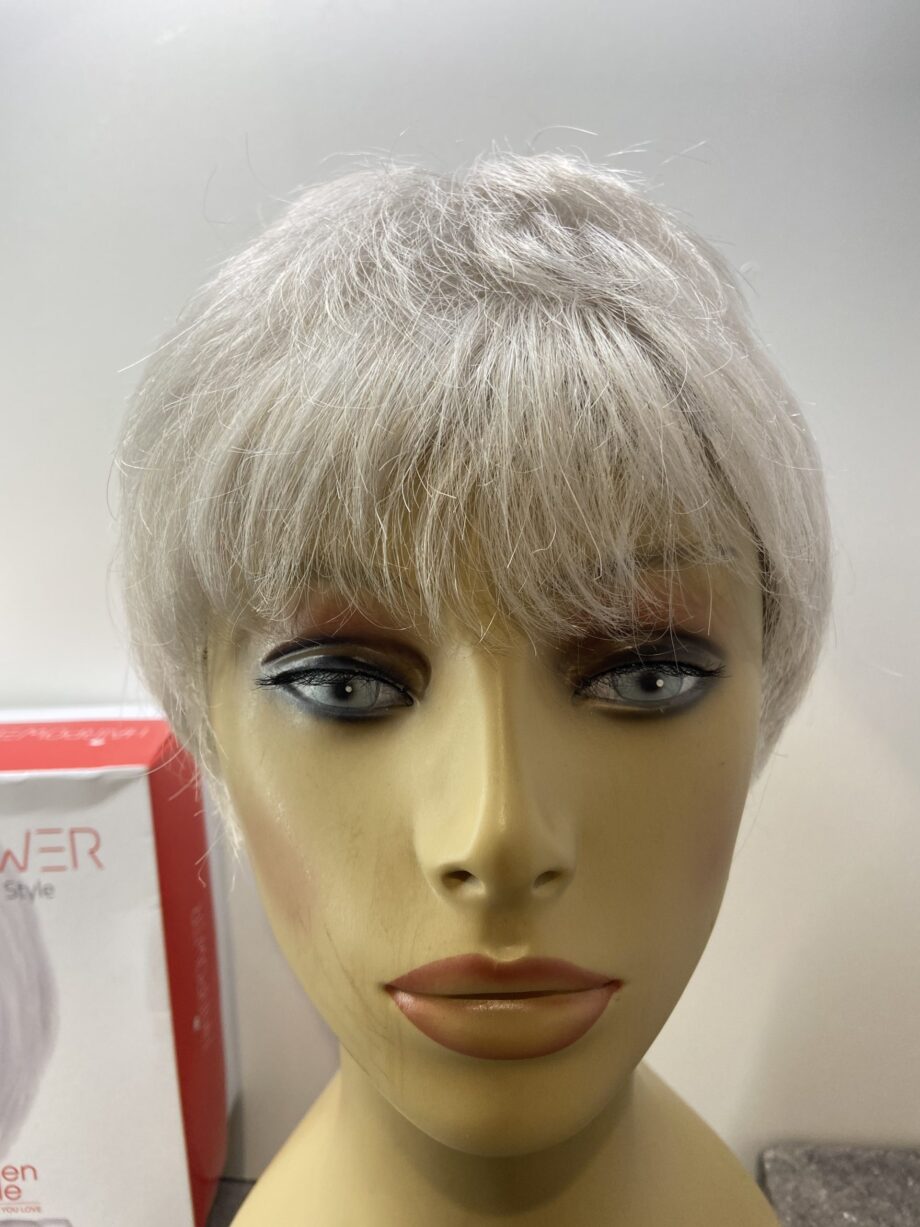 Silver grey short wig. Bsss231