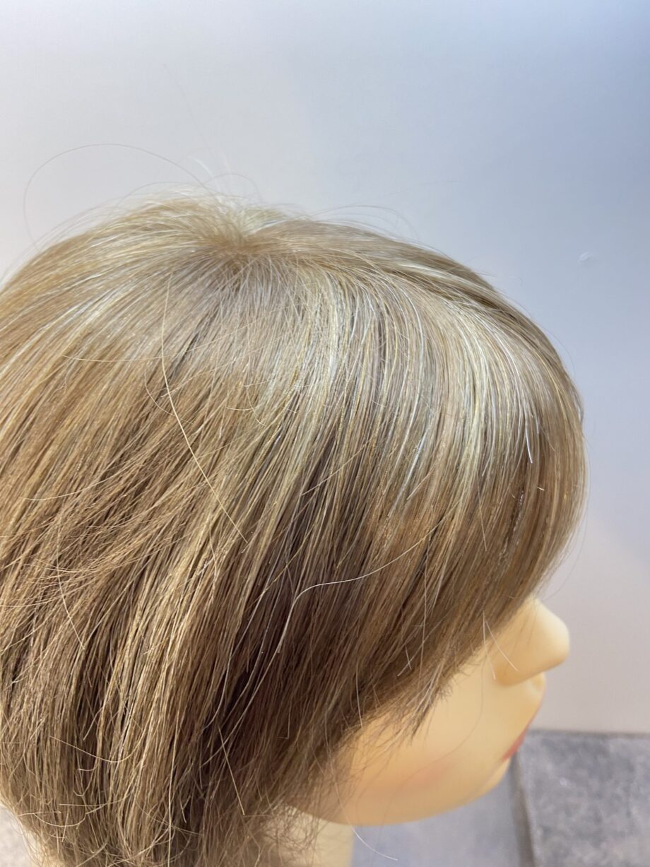 Long blonde wig.  Bblms219