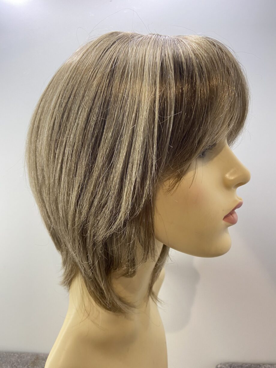 Blonde highlighted mid length wig. Blms590