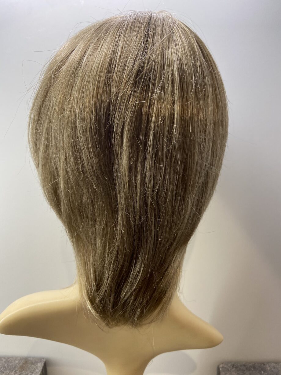 Blonde highlighted mid length wig. Blms590