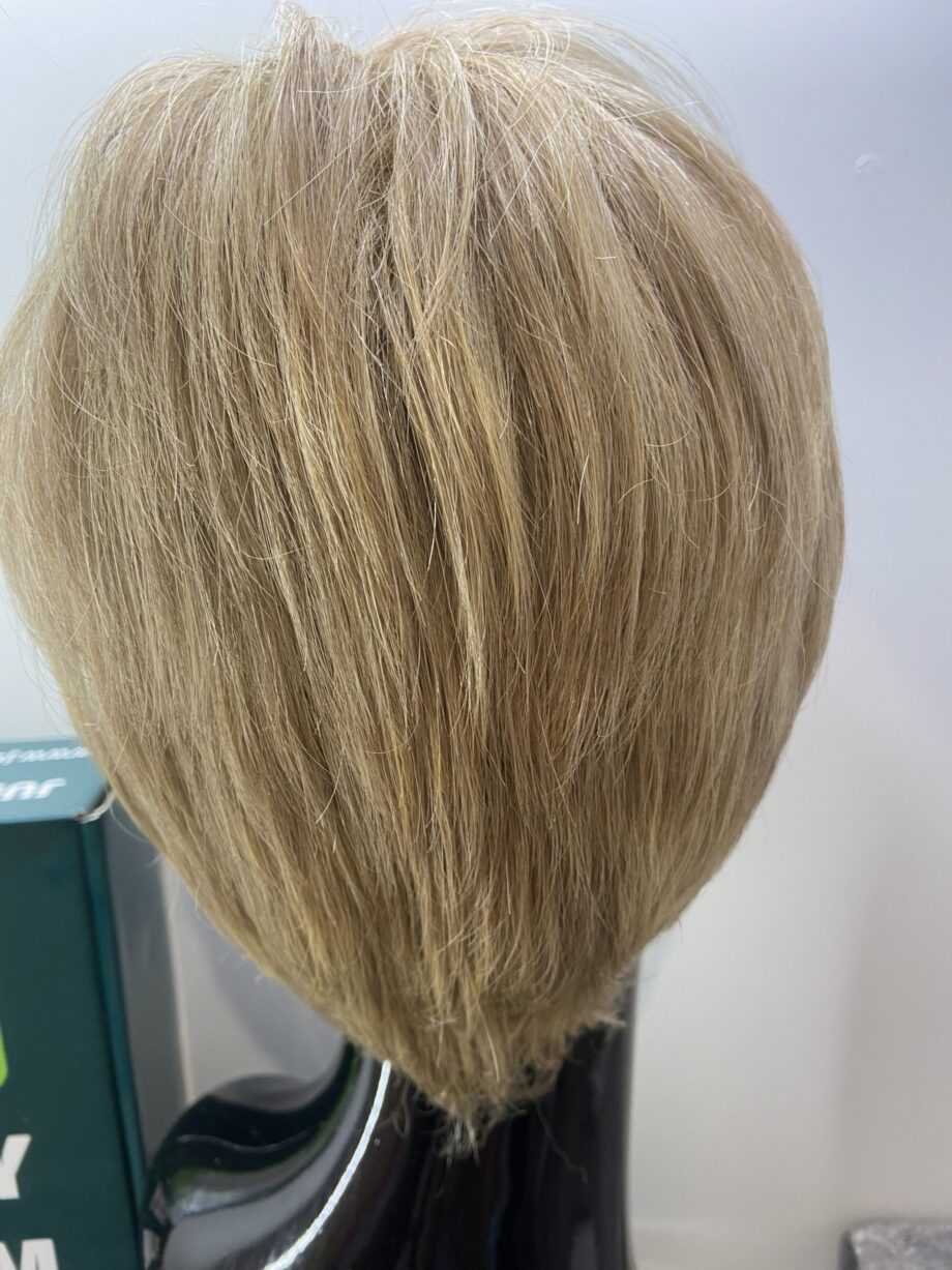 Stylish short blonde wig. Bblss225