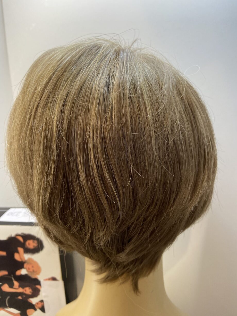 Shiny sofa brown wig. Bblss220