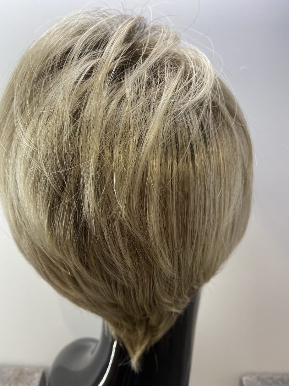 Shiny blonde rooted wig. Blss322