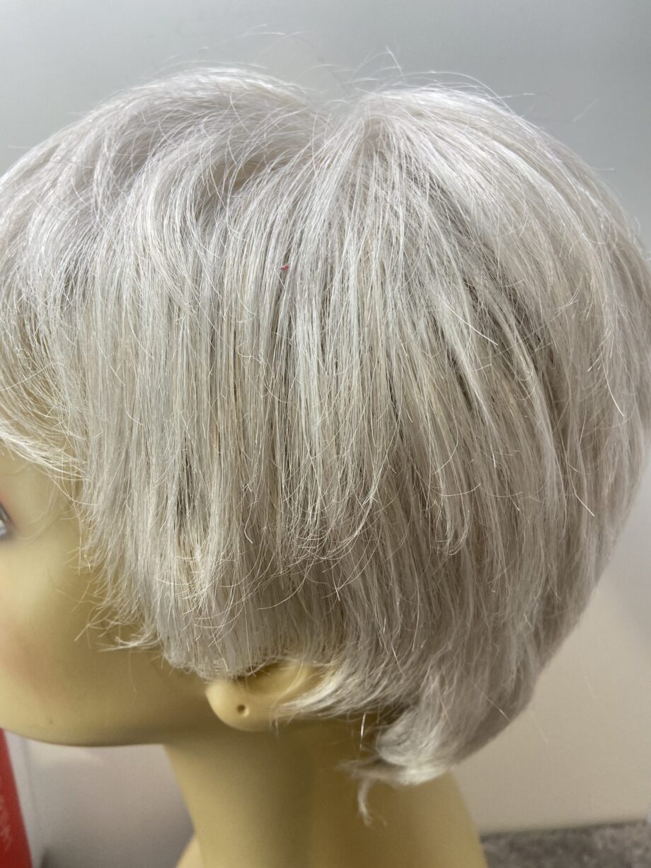 Silver grey short wig. Bsss231
