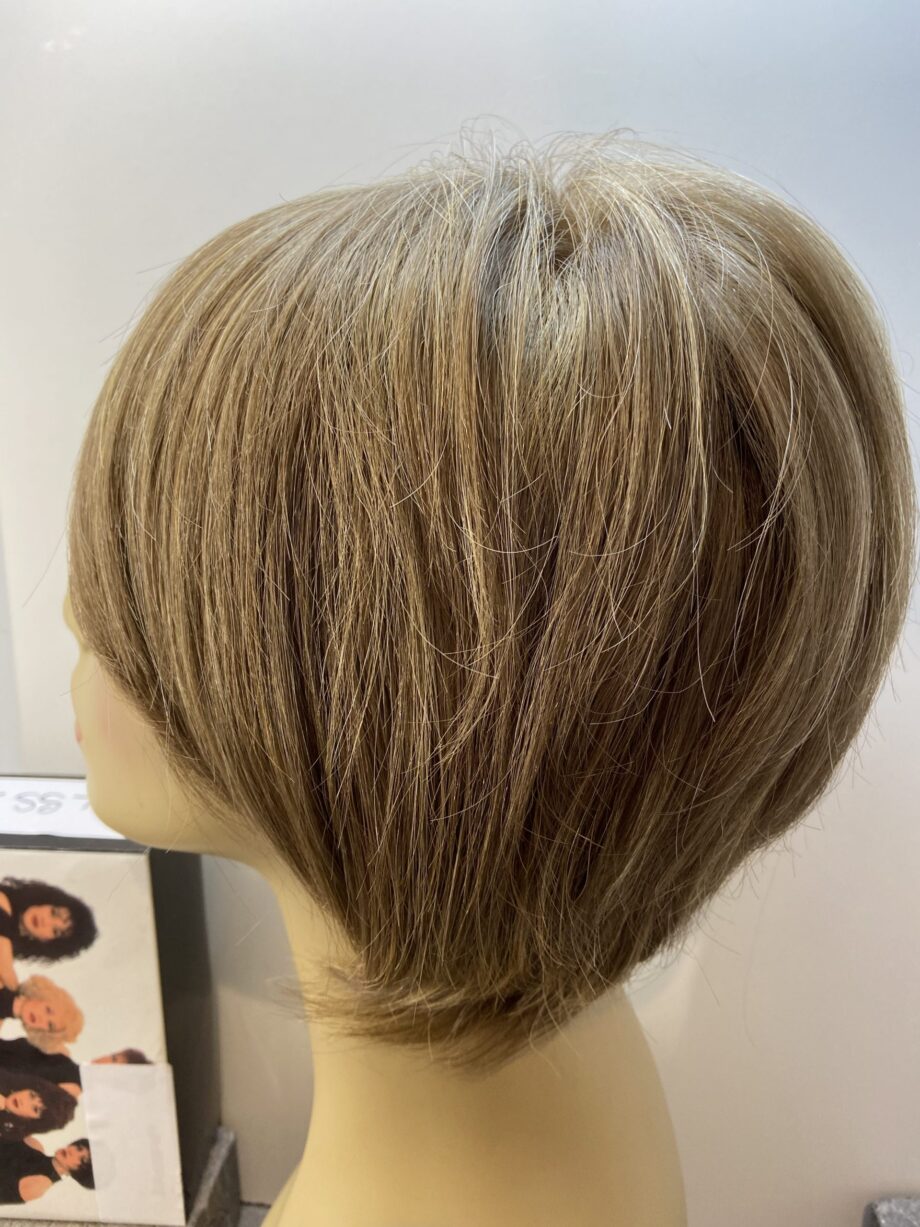 Shiny sofa brown wig. Bblss220