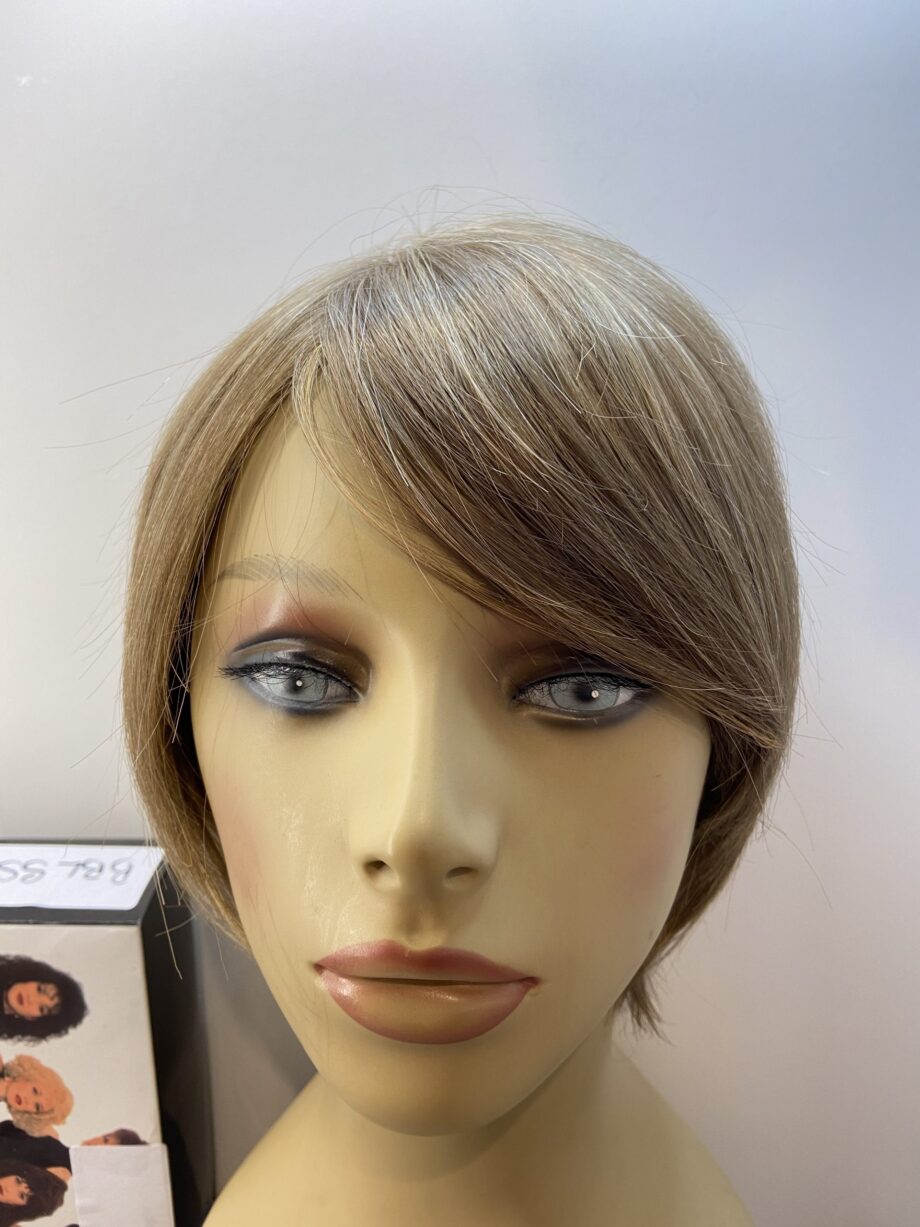 Shiny sofa brown wig. Bblss220