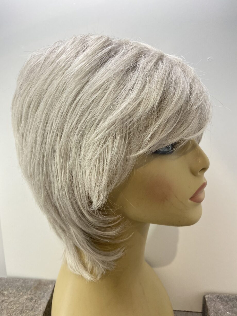 Stylish silver grey wig. Sss58