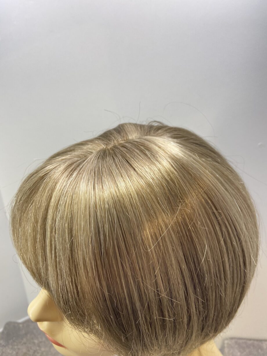 Blonde highlighted mid length wig. Blms590