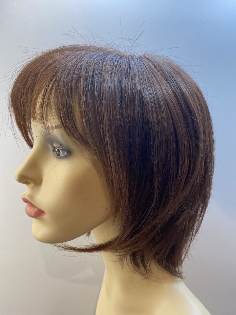 Reddish brown wig. Brms22