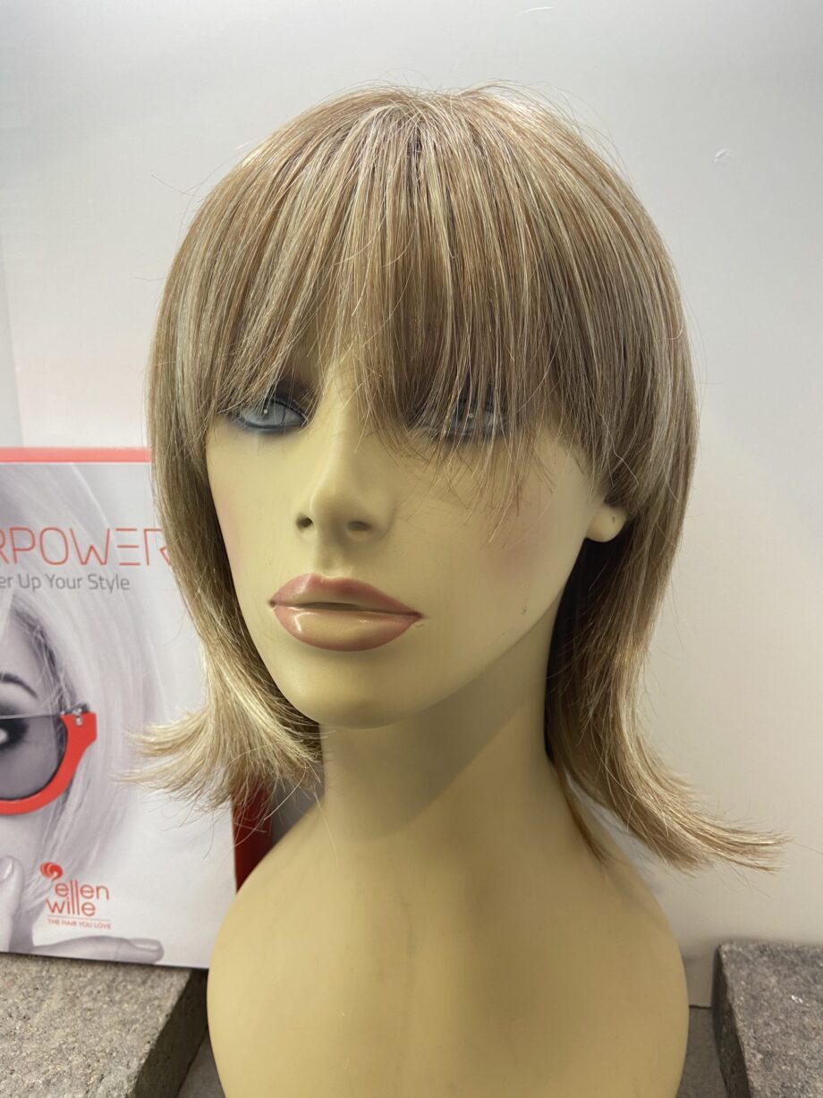 Stunning blonde highlighted wig. Bblls235