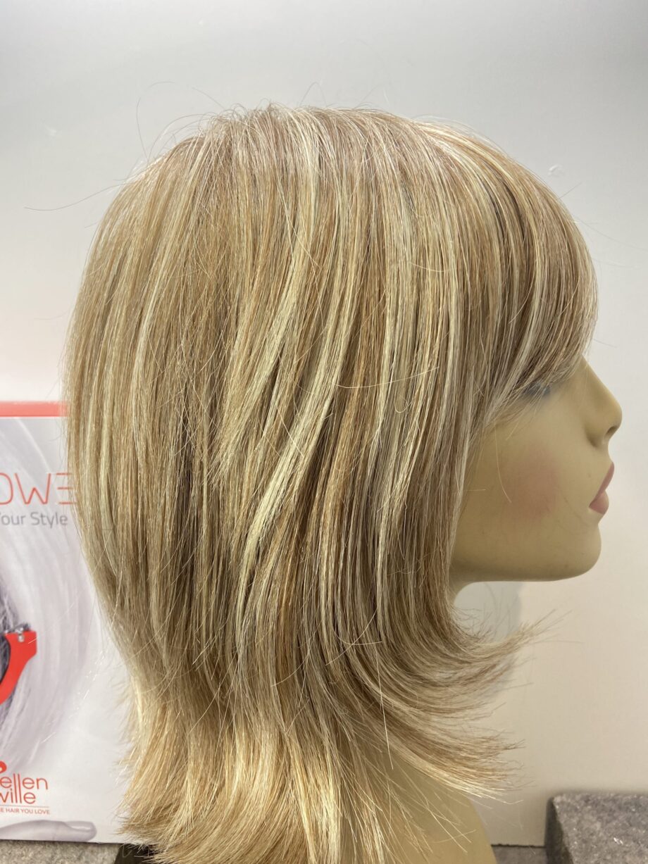 Stunning blonde highlighted wig. Bblls235