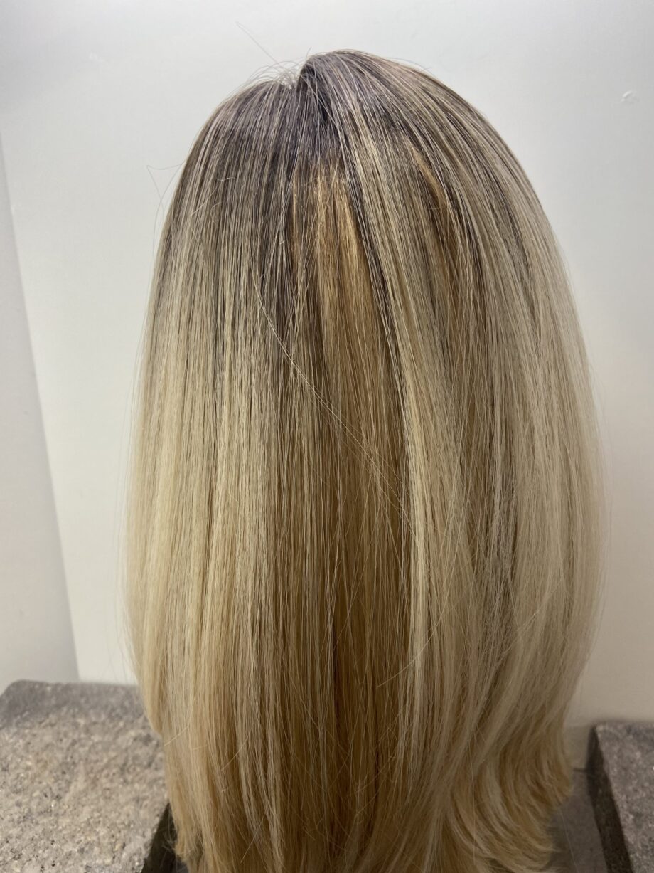 Gorgeous blonde long rooted wig. Bblls238