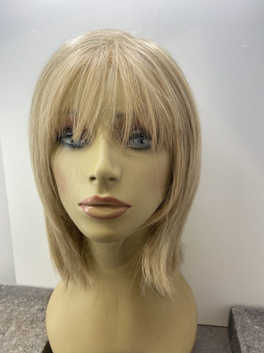 Shiny blonde long wig. Blls54
