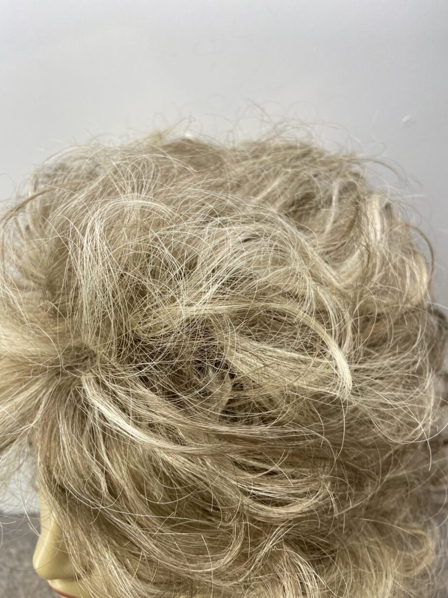 Ash blonde long curly wig. Bllc341