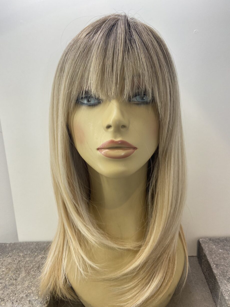 Gorgeous blonde long rooted wig. Bblls238