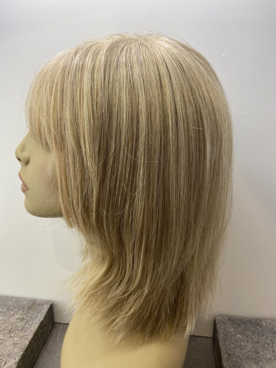 Shiny blonde long wig. Blls54
