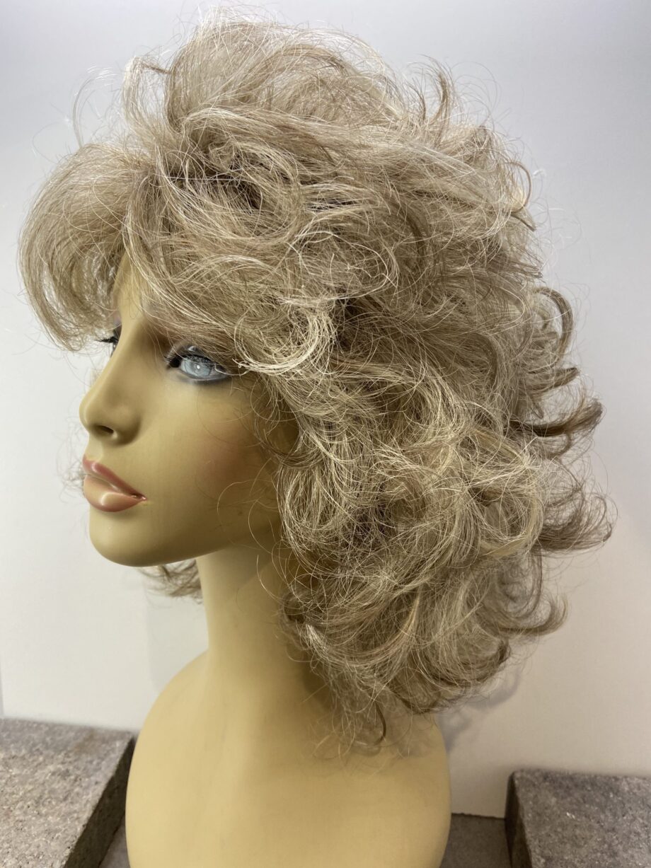 Ash blonde long curly wig. Bllc341