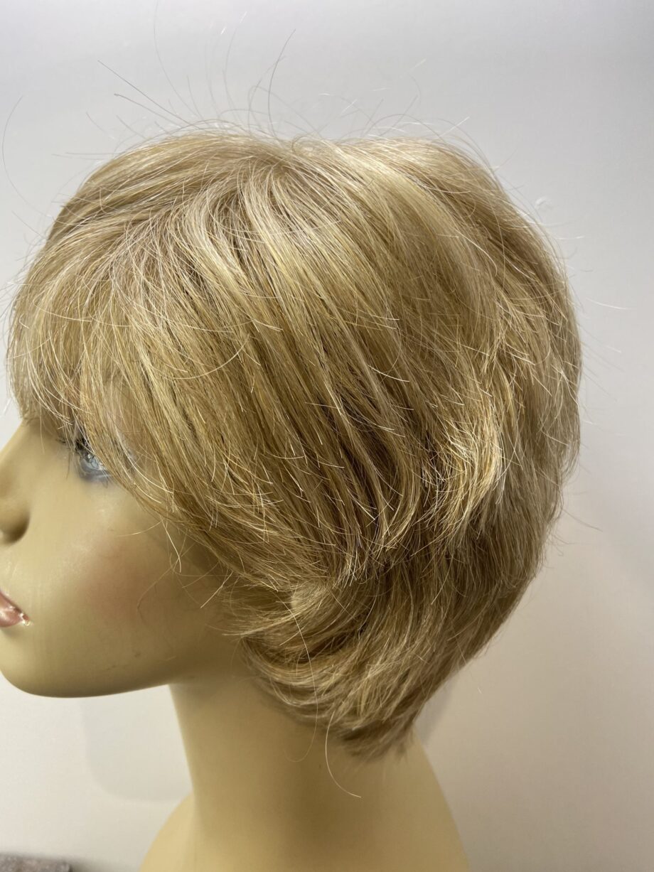 Short blonde wig. Blss339