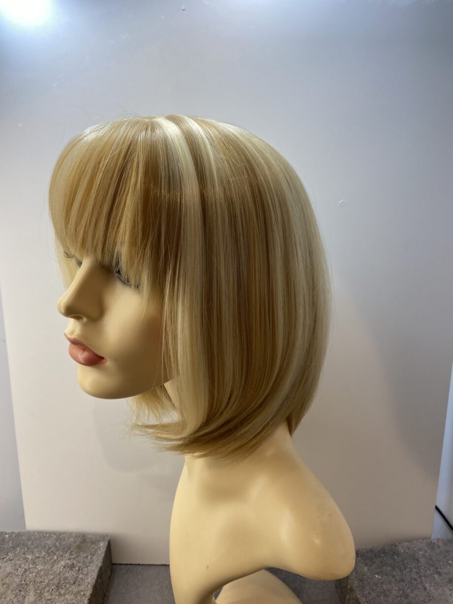 Highlighted blonde long wig. Bllms704