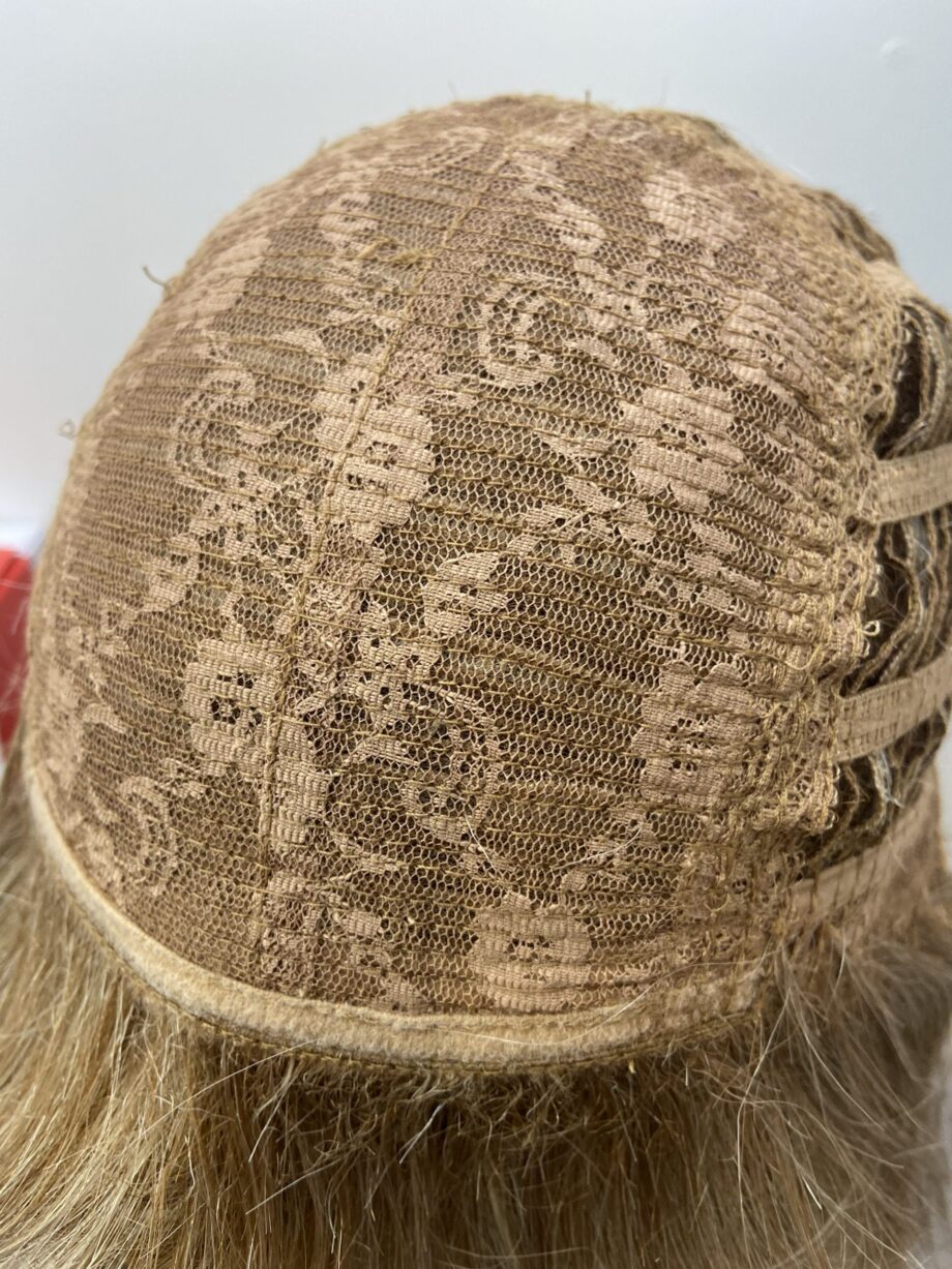 Stunning blonde highlighted wig. Bblls235