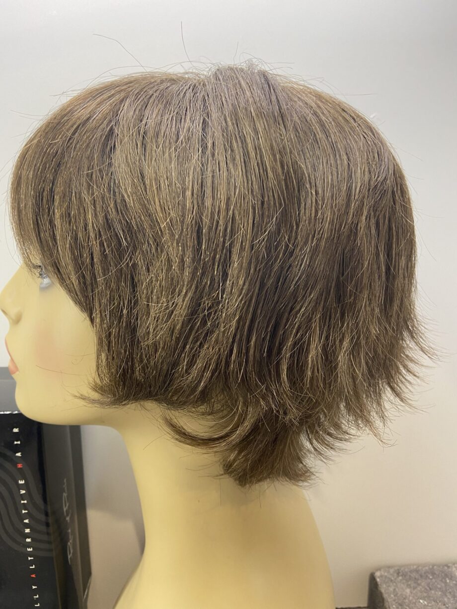 Brown short wig. Bbrss240
