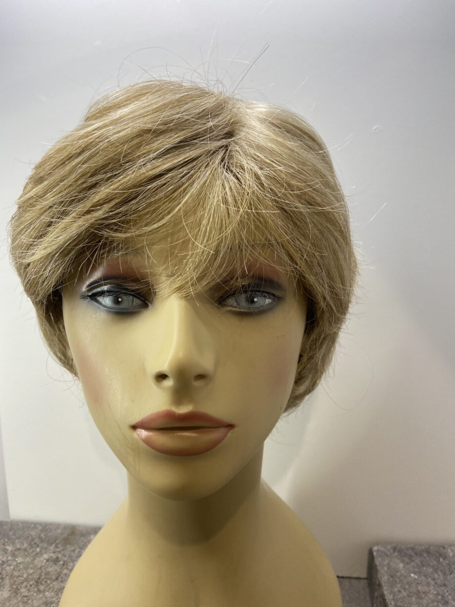 Short blonde wig. Blss339
