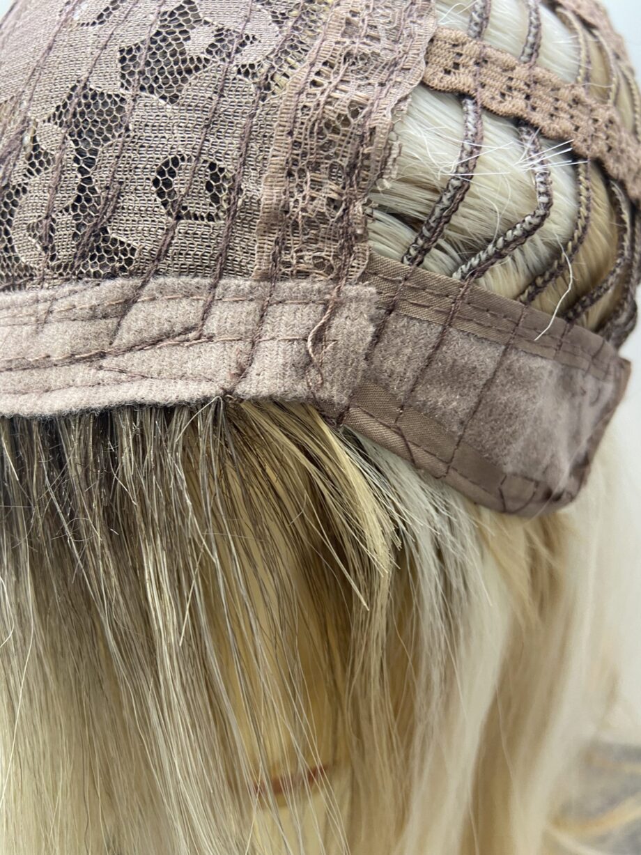 Stunning rooted blonde wig. Bbl237