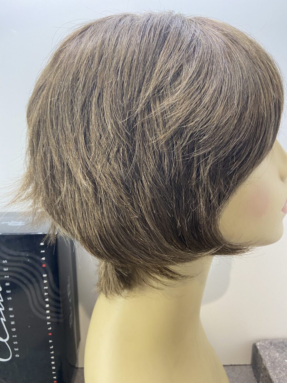Brown short wig. Bbrss240