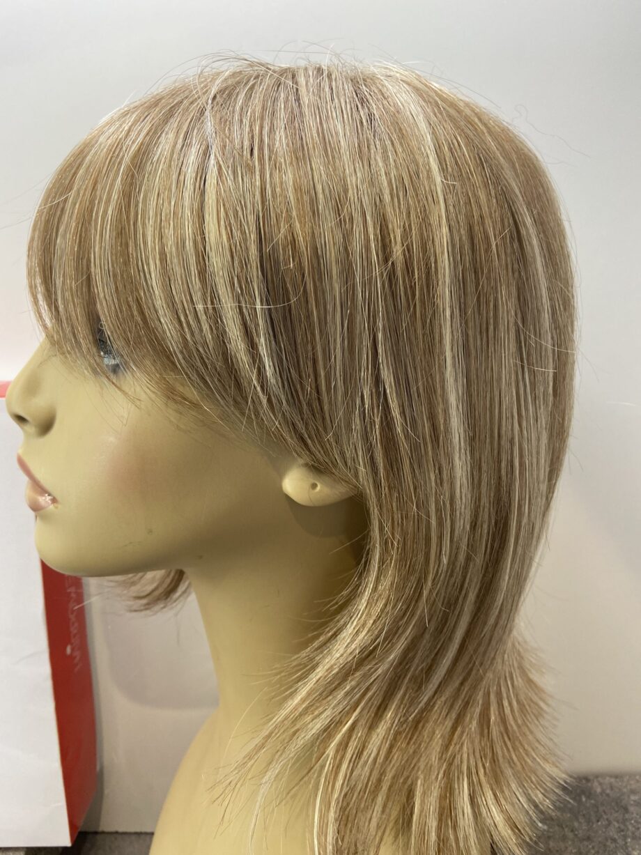 Stunning blonde highlighted wig. Bblls235